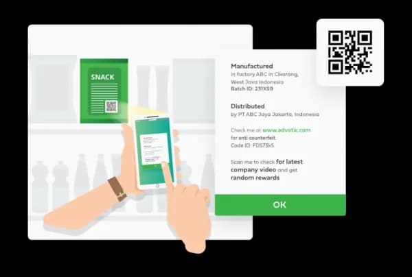 Memindai QR code di kemasan untuk melihat identitas digital produk