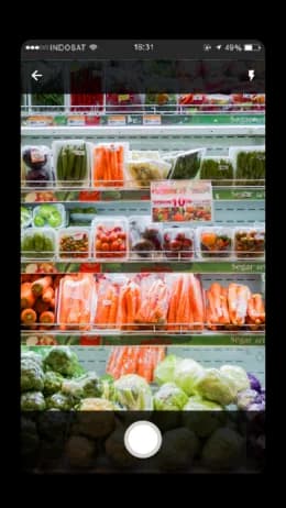 Retailer memotret display produk di toko untuk kampanye