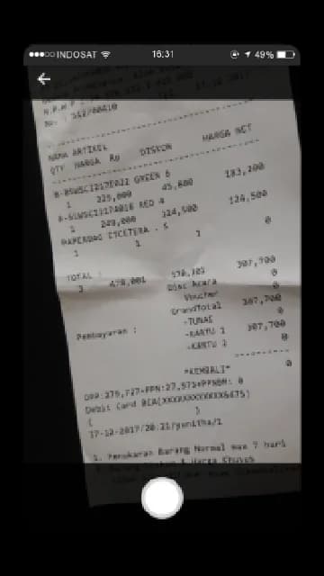 Retailer memotret nota pembelian untuk mendapatkan poin loyalitas